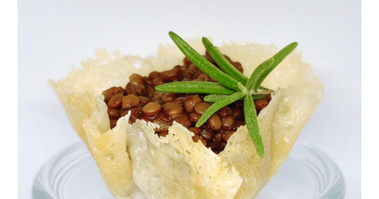 CESTINI DI PARMIGIANO RIPIENI DI LENTICCHIE